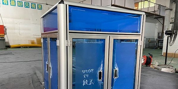 工業(yè)鋁型材框架上面安裝紅色藍色板材客戶案例