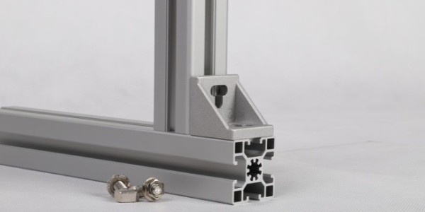 哪些連接件能讓工業鋁型材快速實現直角連接？